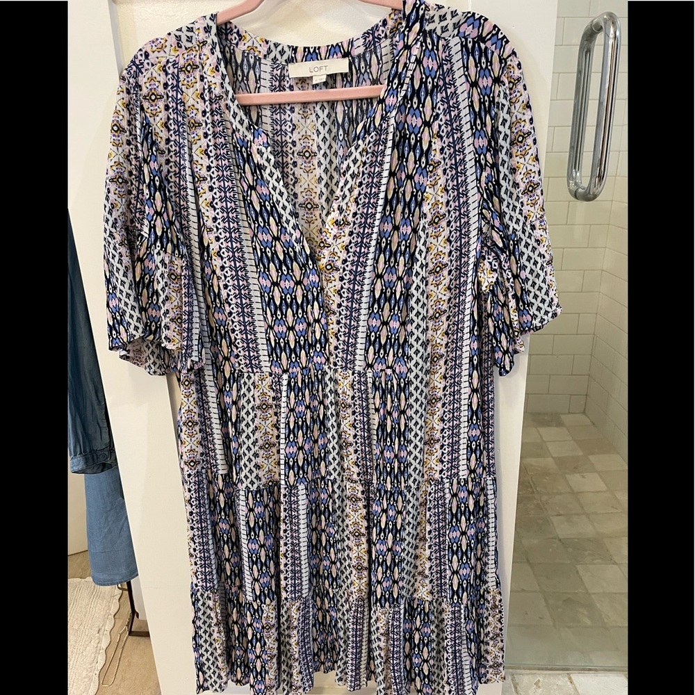LOFT Tiered/Gathered V-Neck Dress Size M